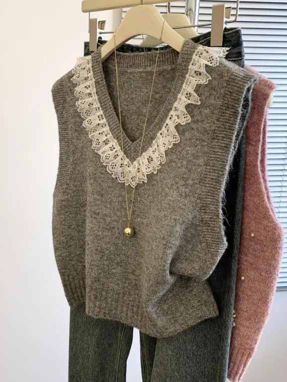 

Classic Autumn and Winter V-Neck Lace Patchwork Sleeveless Knitted Sweater Vest for Women, Elegant Casual Sweater Vest