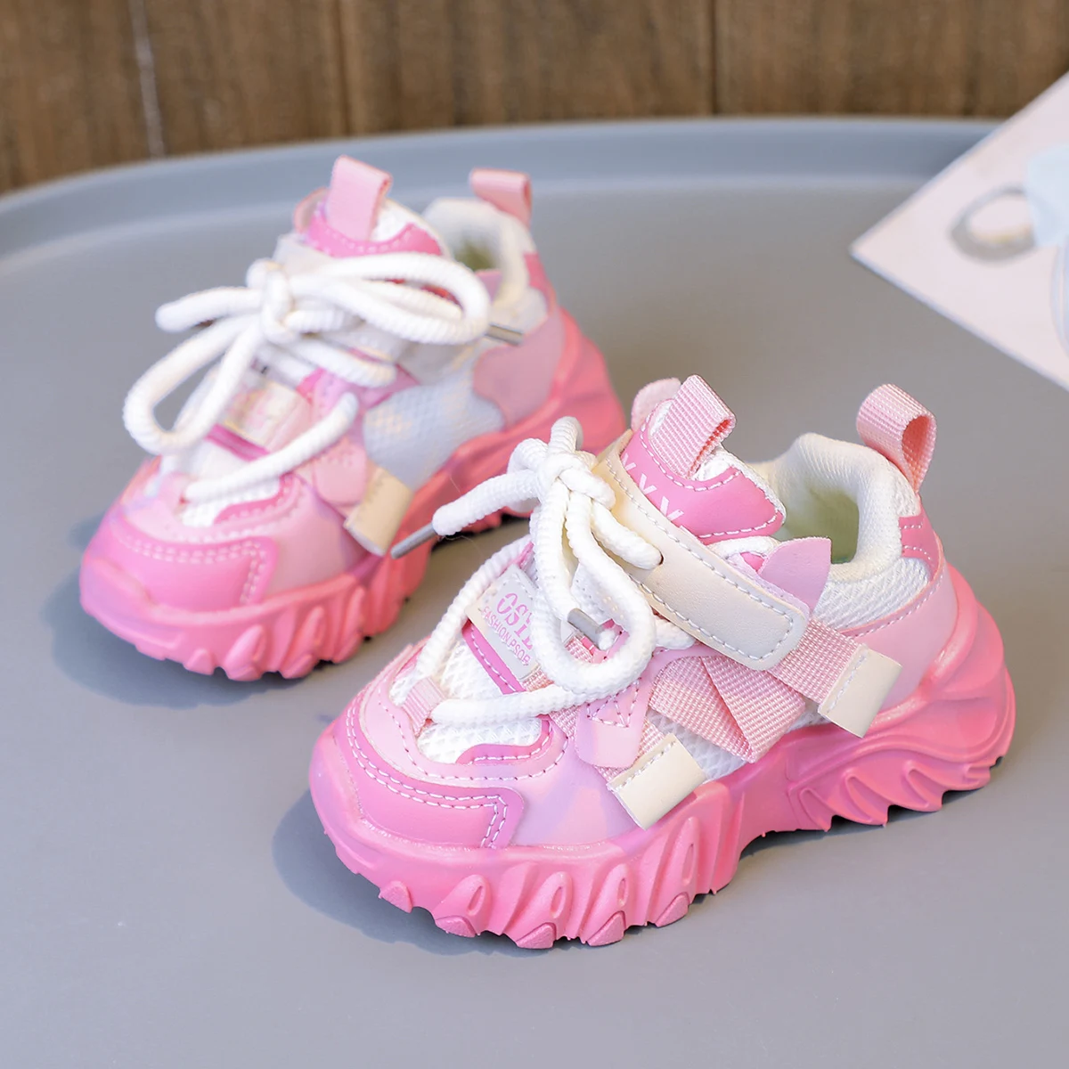 

Повседневные кроссовки на шнуровке в стиле папы, для мальчиков и девочек — дышащая, легкая и удобная прогулочная обувь на осень и весну.