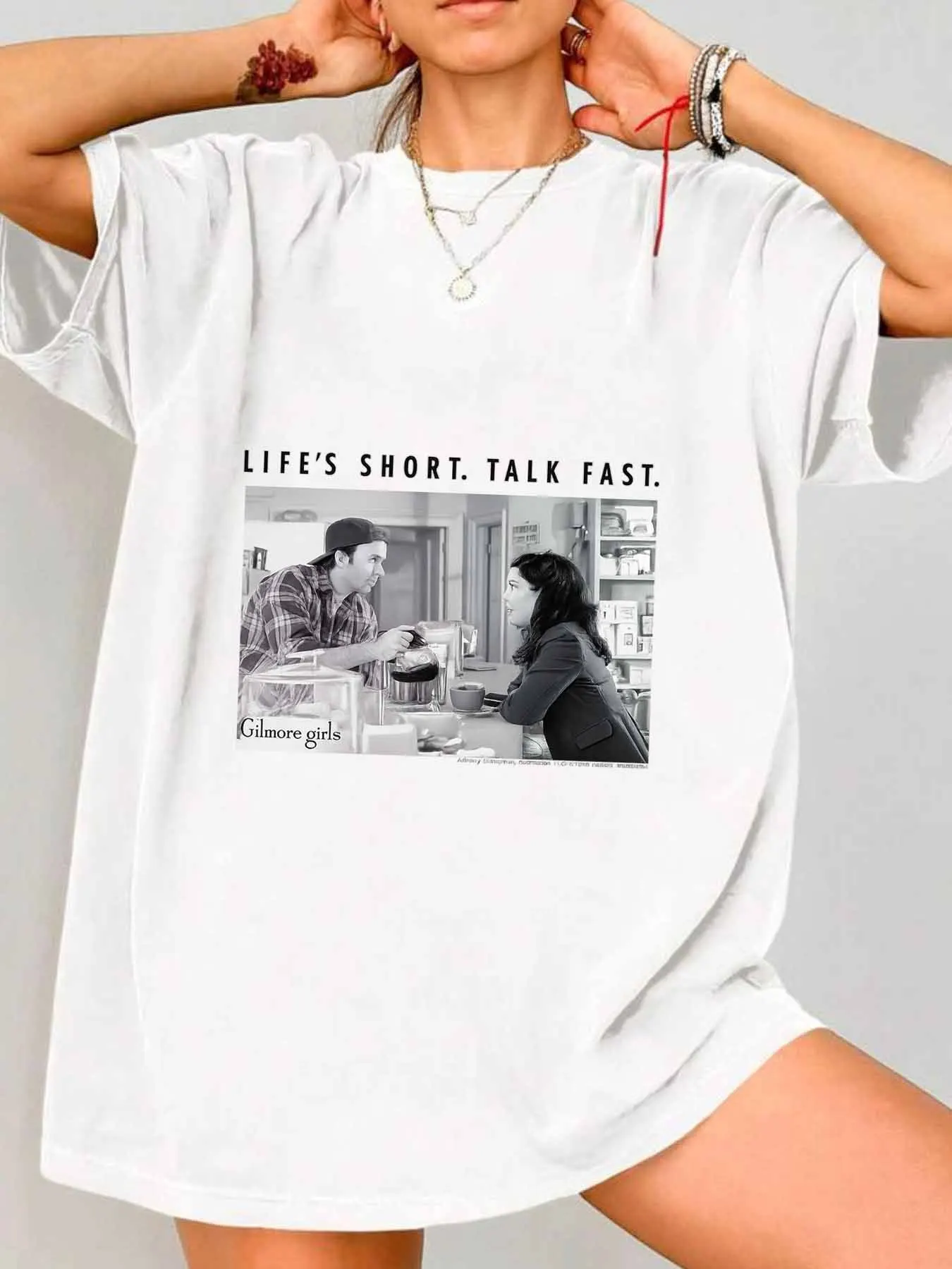 【011482】تي شيرت LIFE'S SHORT TALK FAST مقاس كبير برقبة دائرية وأكمام قصيرة مع نصف كم مرن ومطبوعات عصرية #1