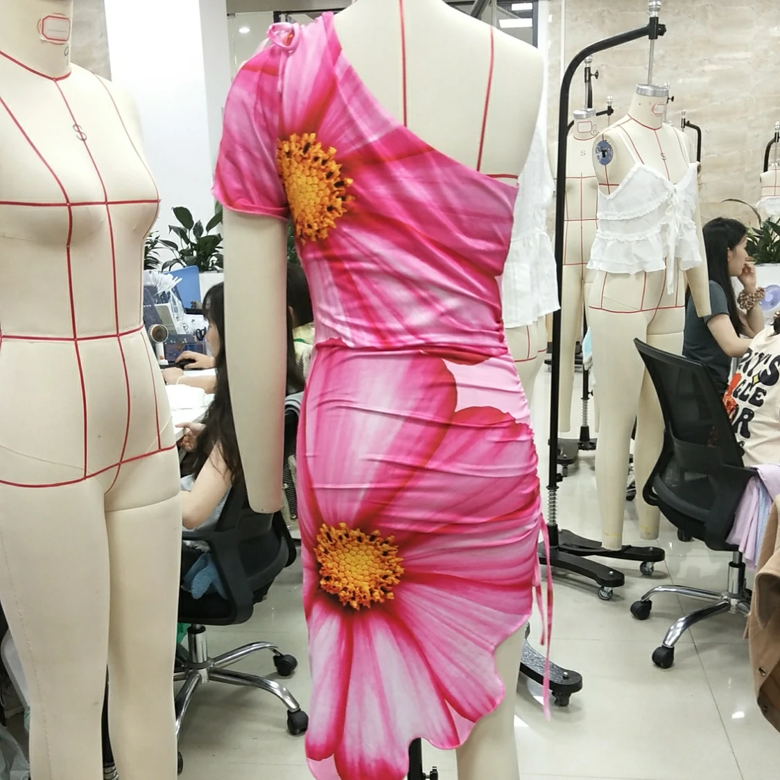 Elegancka damska asymetryczna mini sukienka w kwiatowy wzór, sukienka na jedno ramię, letnia sukienka z rozcięciem na boku, modna sukienka codzienna.