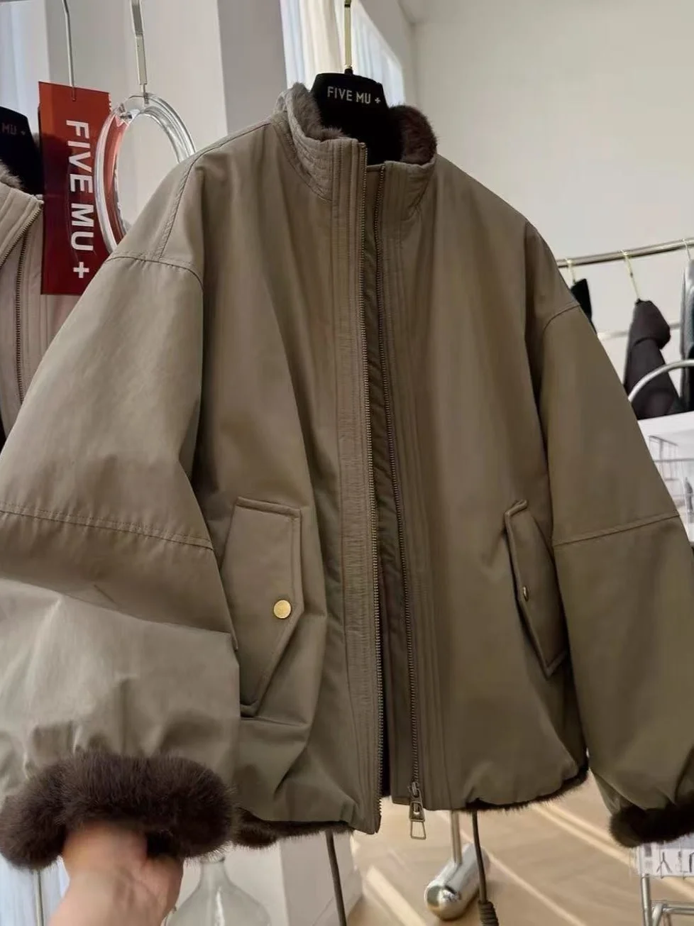 เสื้อโค้ทหนังบุขนเทียมสำหรับผู้หญิง รุ่นใหม่ ปี 2026 คอตั้ง แนวสตรีทแฟชั่น ให้ความอบอุ่น ทรงปกติ ซิปยาว