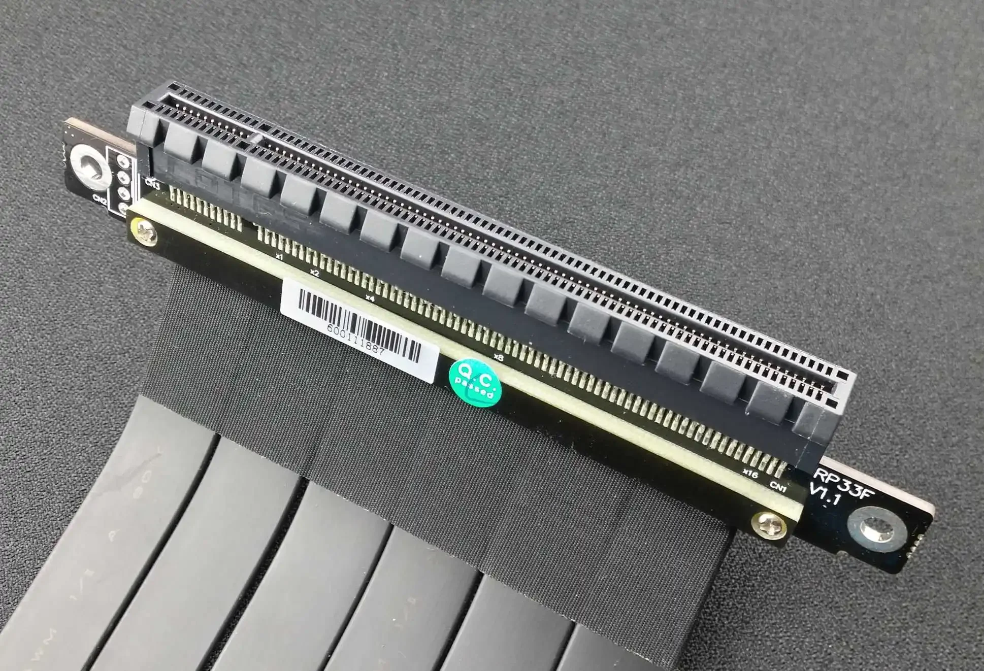 Przedłużacz PCI-E 3.0x16 karty graficznej ADT umieszczony w pionie na Pcie 16x w obudowie