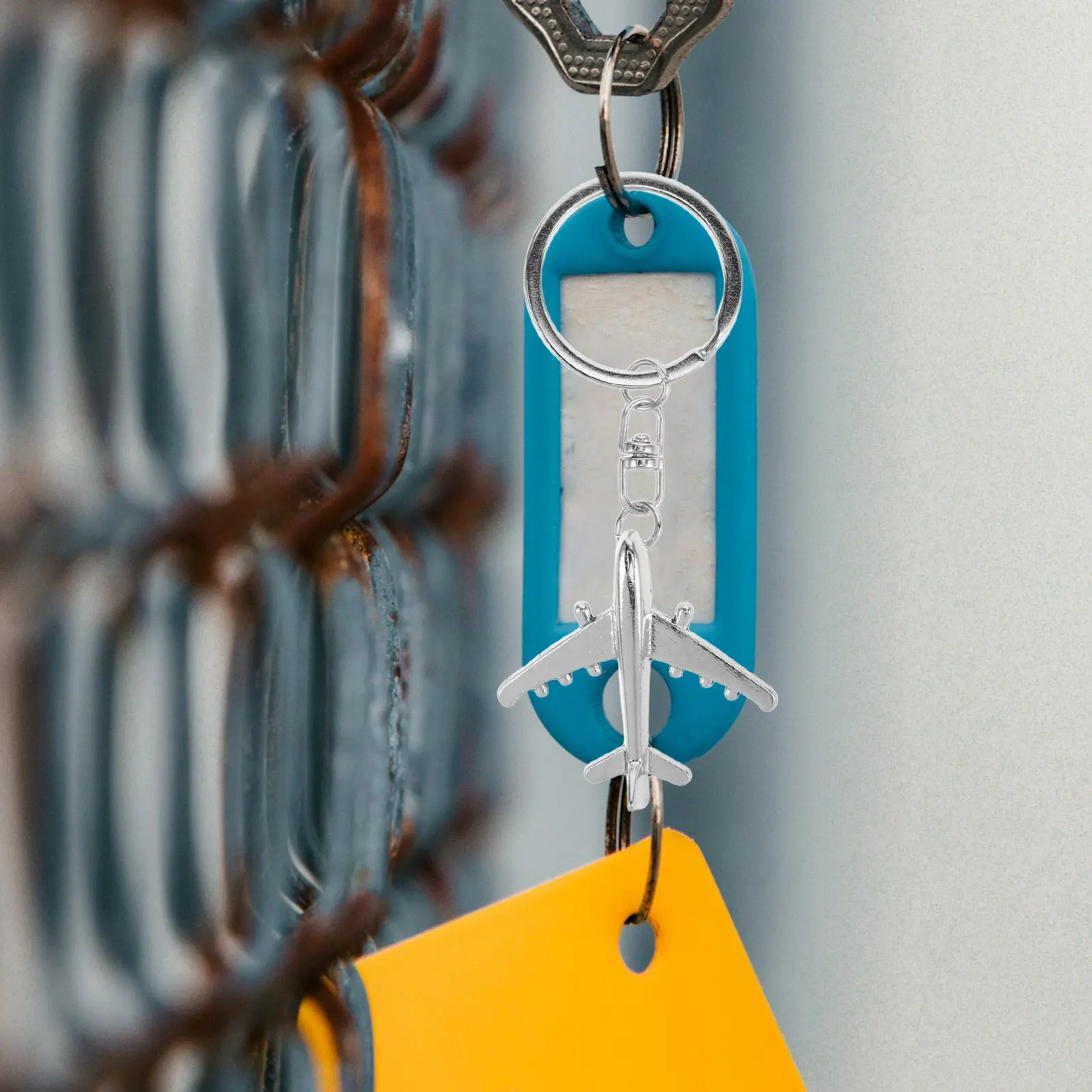 2Pcs Airplane Keychain Realistic Plane Pendant Metal Keychain for Traveler Pilot Aviation Fan Handbag Backpack Hanging Ornament