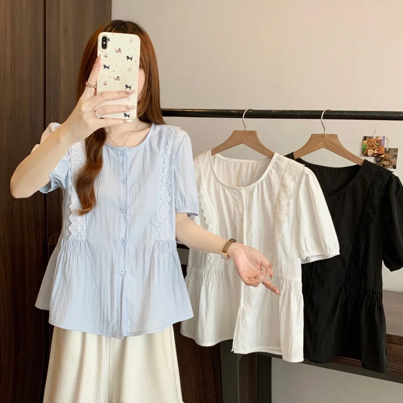 Chemisier flatteur grande taille avec bordure en dentelle et cravate à la taille, haut d'été à manches courtes