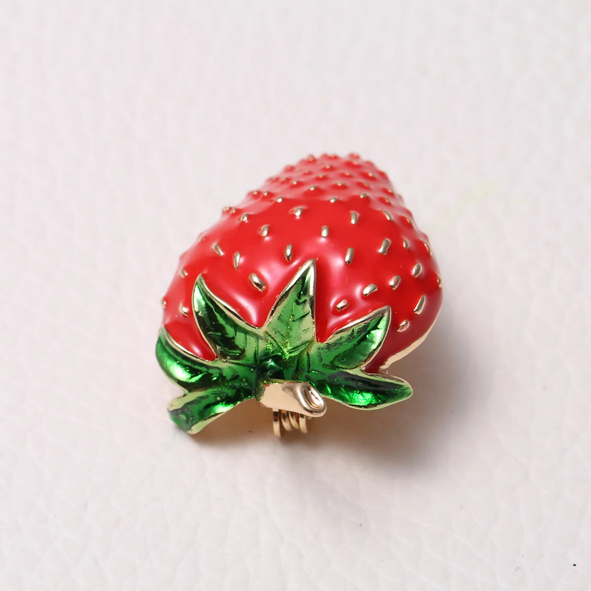 Exquisite strawberry brooch, fruit clasp, personalized, fashionable, compact mini pin, small and cute accessories