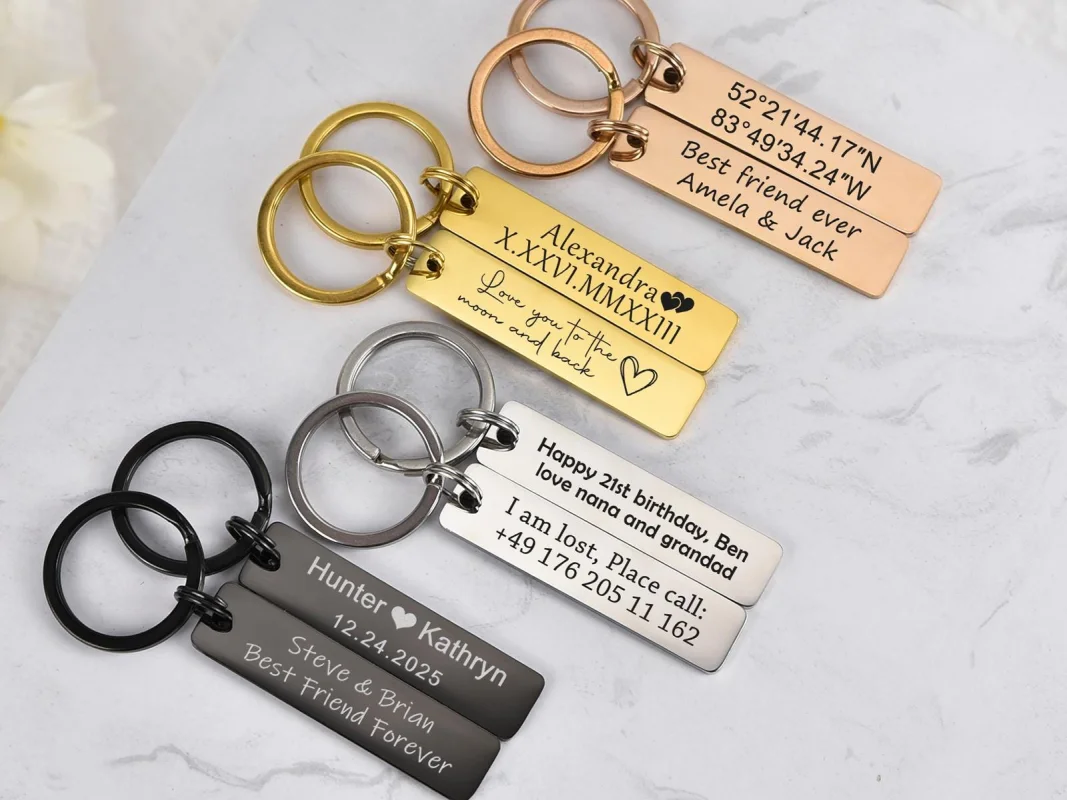 Image of Personalisierter Schlüsselanhänger aus Edelstahl: Individueller Schlüsselring, Maßgefertigter 'Sicheres Fahren' Schlüsselanhänger, Graviertes Paar-Geschenk