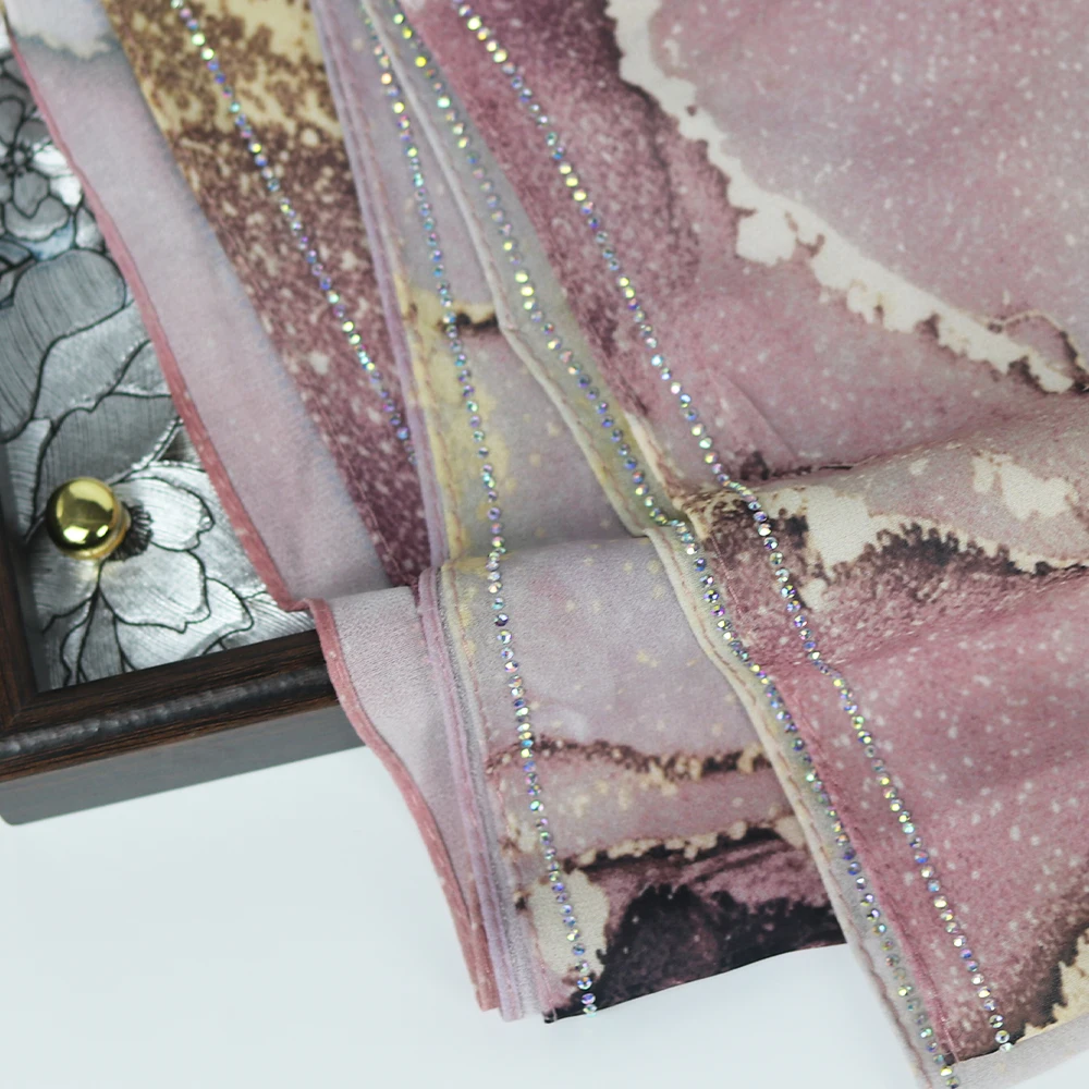 ผ้าคลุมศีรษะชีฟองแบบหรูหรา พิมพ์ลายสีน้ำชมพูทอง ประดับด้วยคริสตัลระยิบระยับ ผ้าคลุมศีรษะแบบอาหรับน้ำหนักเบาสำหรับผู้หญิง ​