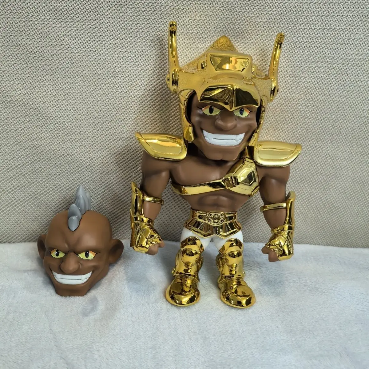 

【In Stock】Brand new Saint Seiya GK Pegasus Cassios Q-version golden resin non-movable double head