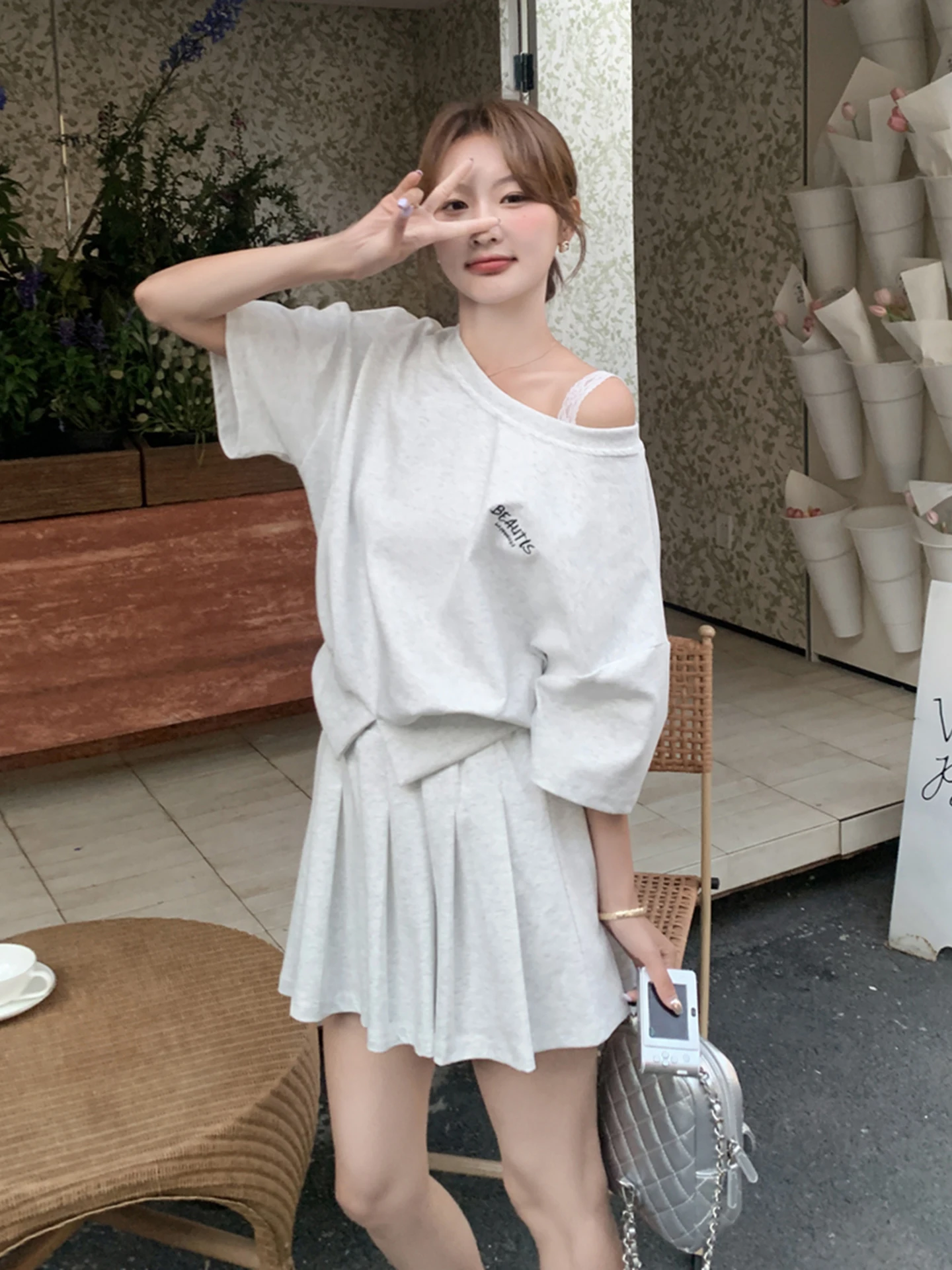 Casual Spor Summer Set Women's ature One-oulder T-irt Pleated ort Skirt Two-Piece Set College Sle Faion