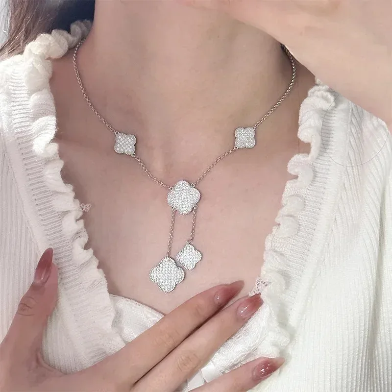 

Набор украшений MDL Seiko Light1Luxury: колье с полным инкрустированием бриллиантами в форме четырехлистного цветка, серьги-кисточки в стиле «суперфеер», браслет в стиле «маленький ароматный ветер»