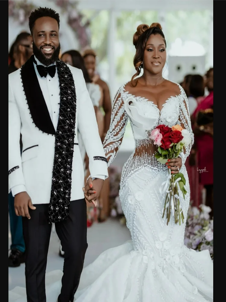 Abiti da sposa a sirena con applicazioni di perline scintillanti con collo trasparente personalizzato Sweep Train maniche lunghe Abiti da sposa Vestido Noiva africani