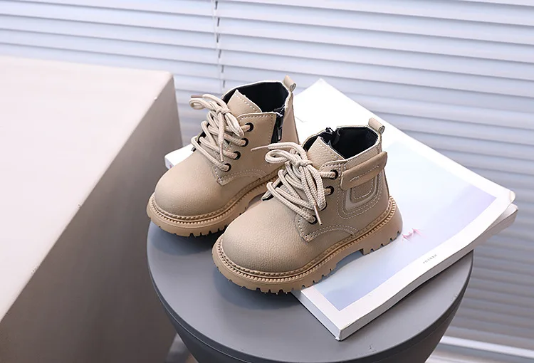 2026 Herbst Neue Kinder-Lederstiefel für Jungen Einfarbig Vielseitig Atmungsaktiv Schlichte Kinder-Kurzstiefel für Mädchen Lässig Einfach – Detail 4