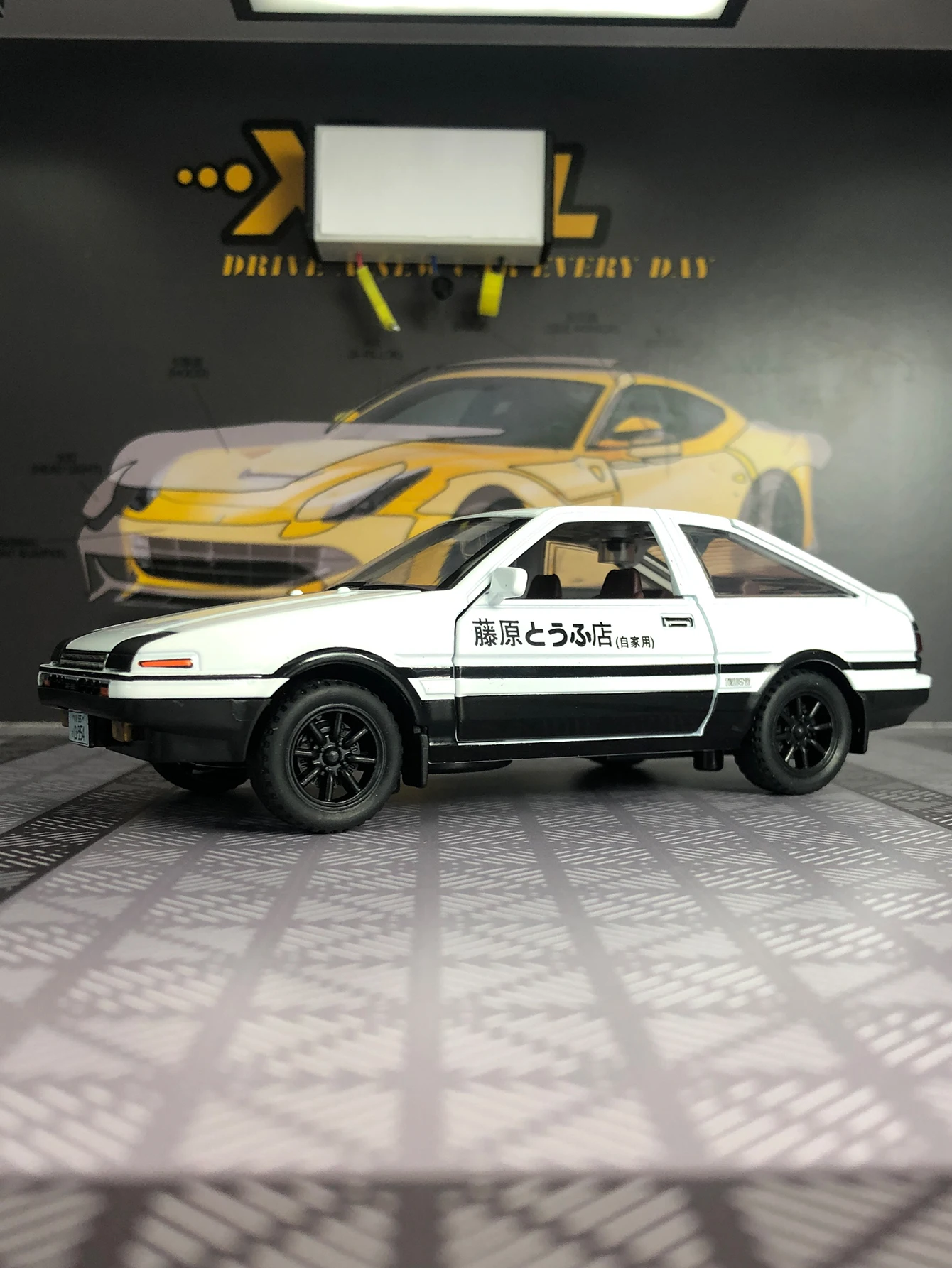 

1:30 имитация модели автомобиля Toyota AE86, статическое украшение, металлический коллекционный подарочный автомобиль