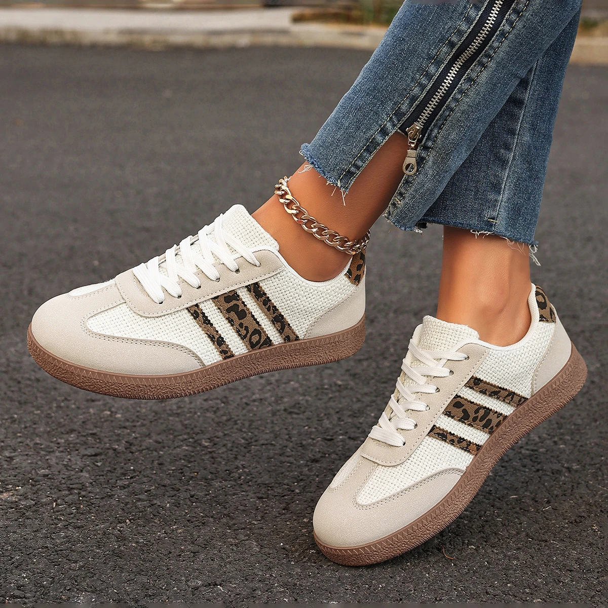 2026 Herbst Damenmode Wildleder-Sneaker mit Doppelschnallen-Metalldetails Leichte Atmungsaktive Bequeme Freizeitschuhe – Detail 8