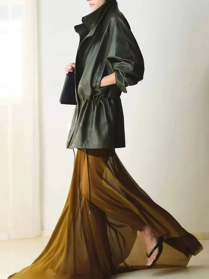 Giacca in pelle di pecora conciata alla moda per donna 2025 Nuovo colletto a doppio strato Vita pieghettata Cappotto lungo midi Giacca nera Dame