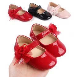 Scarpe da bambino fiori di pizzo suola in gomma antiscivolo pantofole da balletto in pelle PU scarpe eleganti da bambina scarpe da culla per bambini First Walker