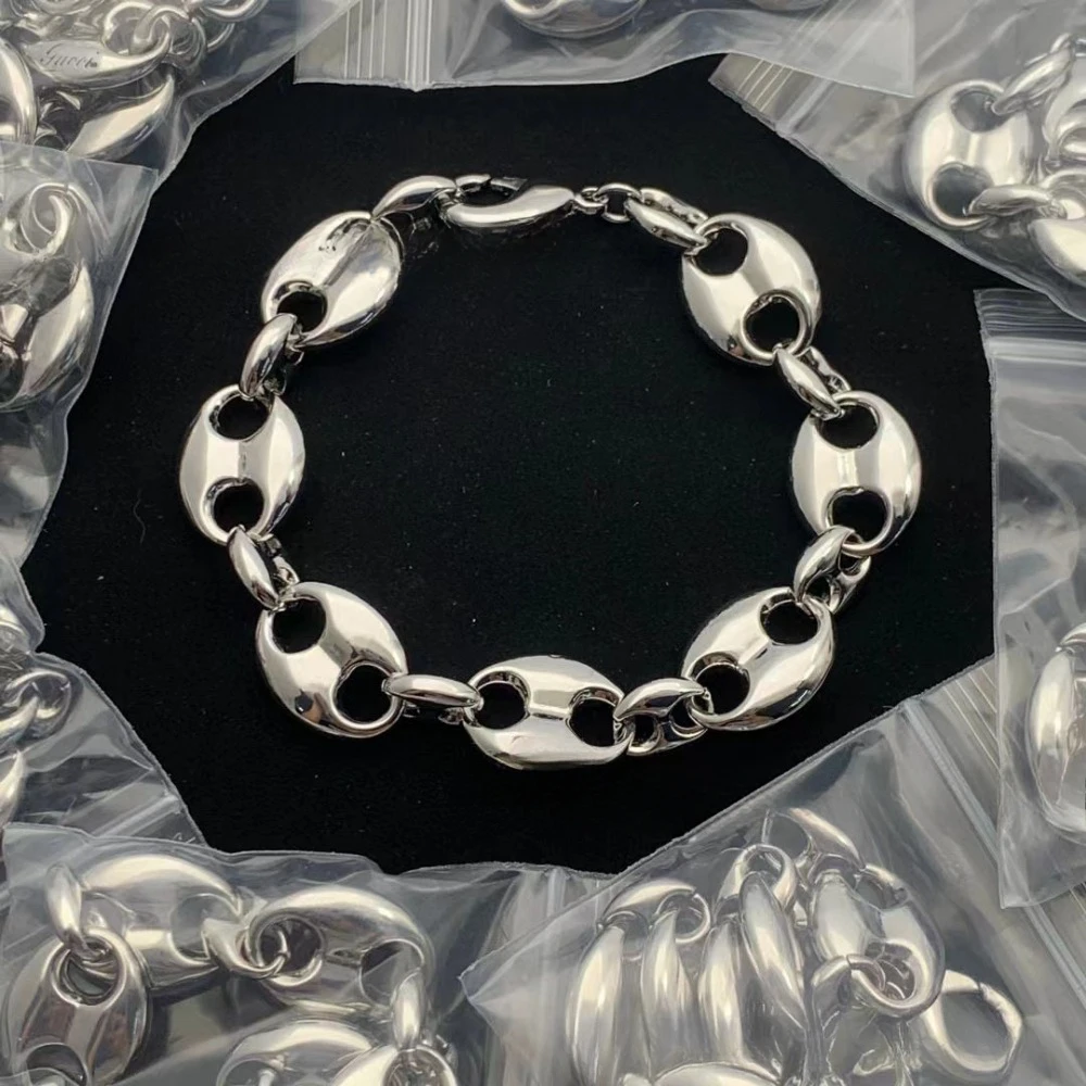 سوار G عالي الجودة - حرف حجر الراين اللامع القديم، سلسلة مكتنزة متعثرة وعنصر الكاميليا