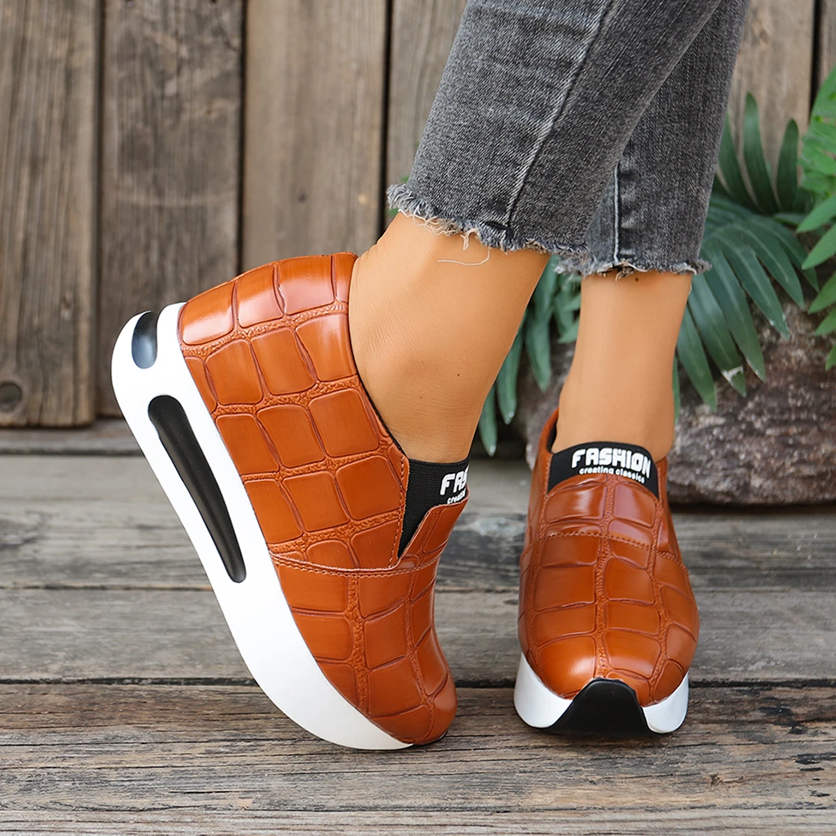 Damen Komfort-Sneaker mit Krokodilmuster, Slip-On, Keilabsatz, Plateau, Luftpolster, Alltagsschuhe – Detail 14