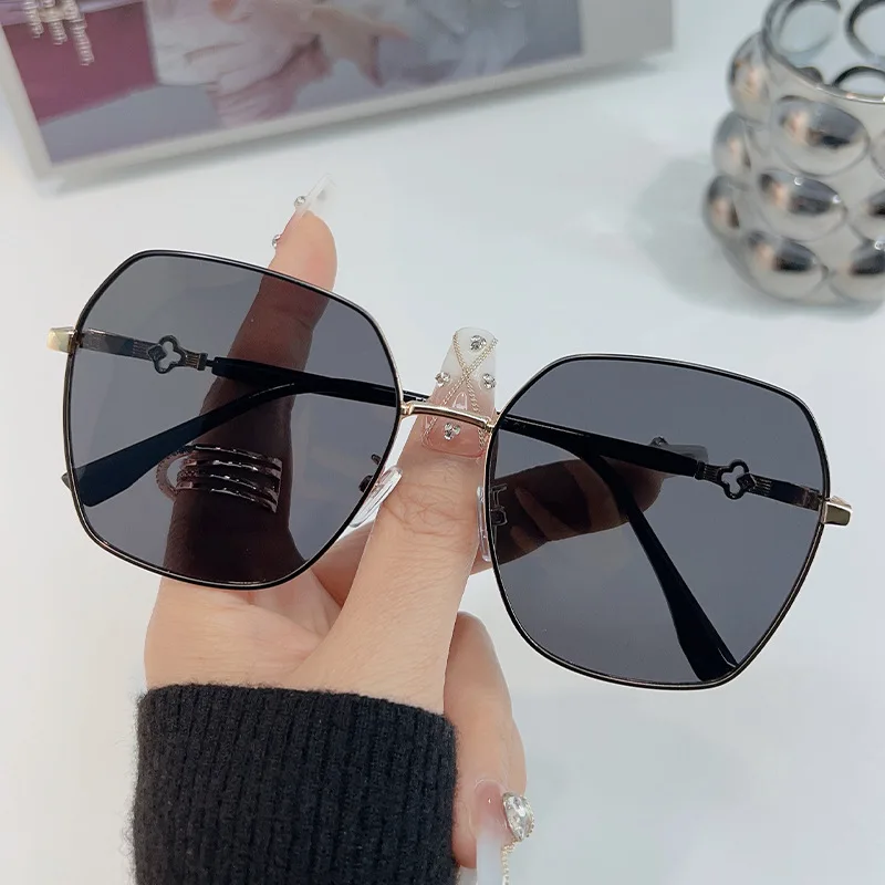 

New cool and lightweight gradient sunglasses, UV resistant, suitable for driving fashionable men's and women's sunglasses