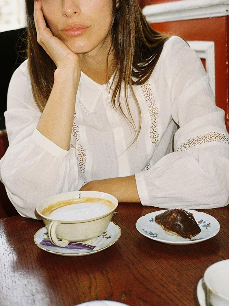 قميص نسائي جديد لفصل الربيع بأكمام طويلة من القطن، تصميم بسيط مع زخارف دانتيل مستقيمة، قميص أنيق للعمل والمناسبات غير الرسمية