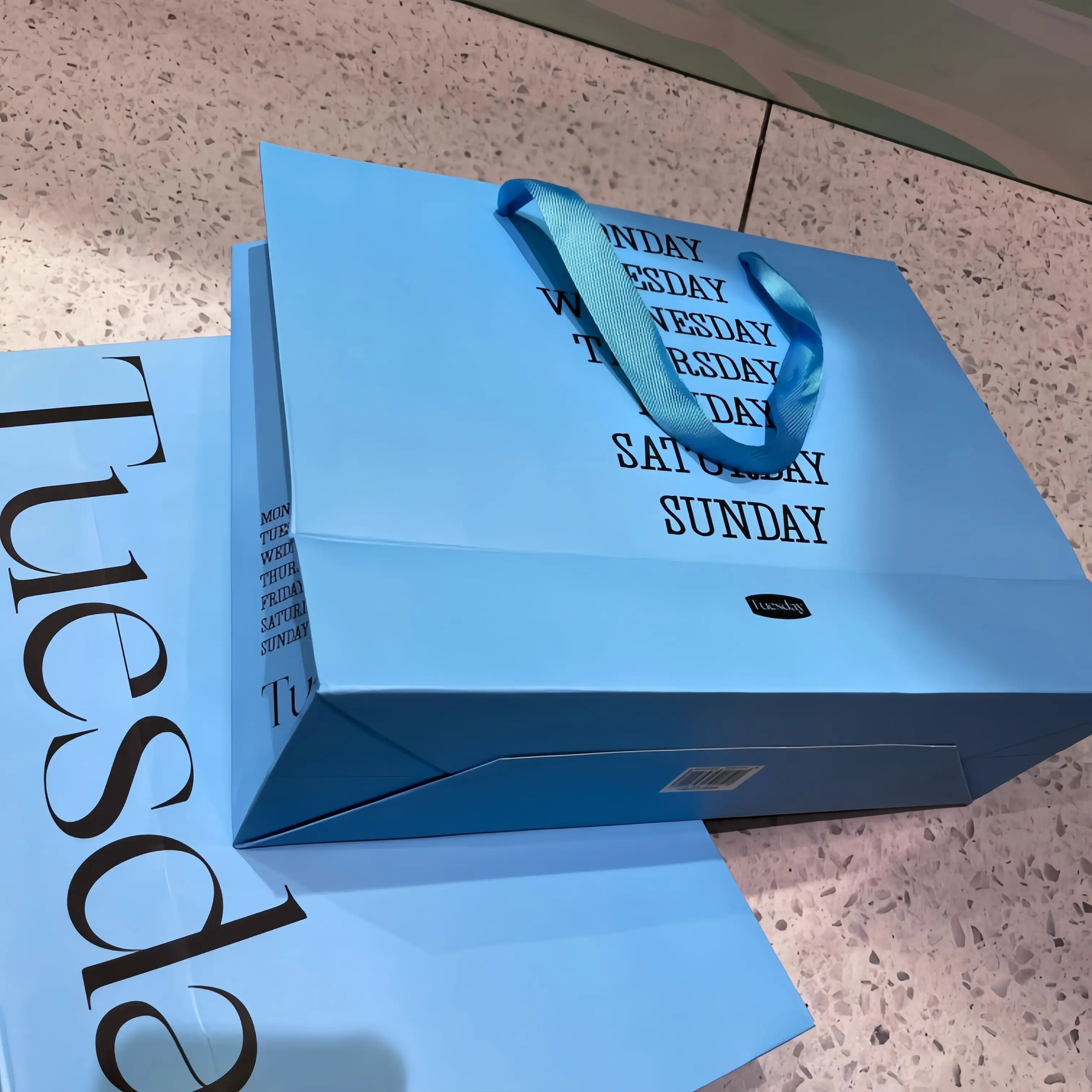 Luxury Kraft Paper Handbags Custom Logo High-end White Cardboard Gift Bags Personalized Clothing Shopping Packaging Bags