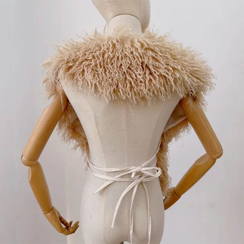 سترات من الفرو المنغولي الصناعي معطف نسائي موضة فروي بدون أكمام وأربطة بدون ظهر سترات دافئة غير رسمية 2025 ملابس خارجية لخريف وشتاء