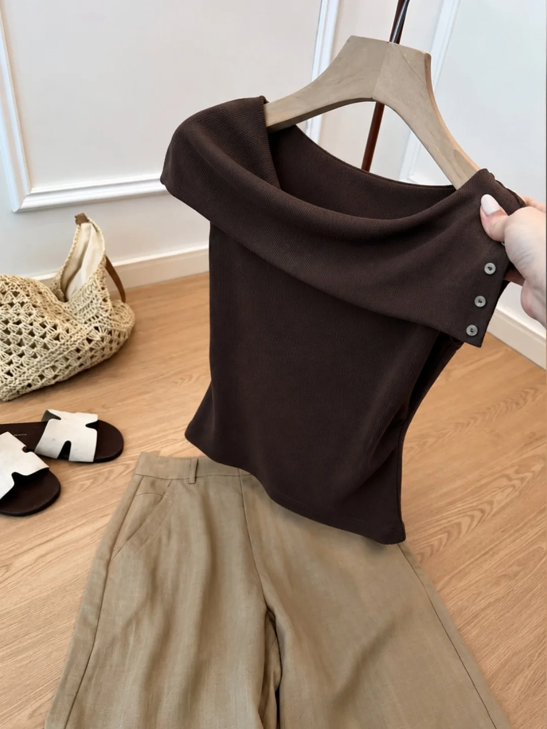 

Elegant Commuter Style Women's T-Shirt Slim Fit Gentle Wind Fashion Retro Top for Summer 2026 Korean Version Straight Tube