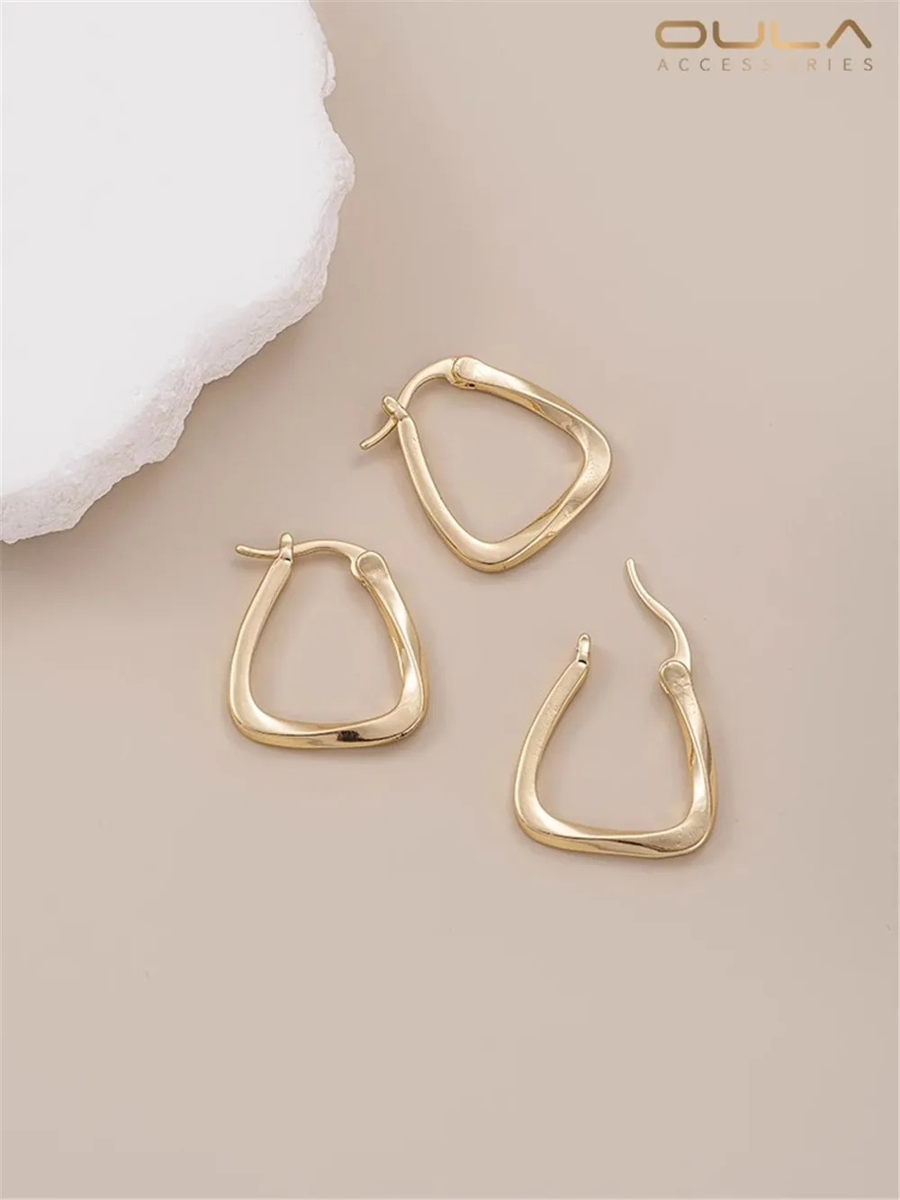 

14K Gold Covered Geometric Twisted Metal Triangle Earrings Women's Light Luxury Earrings Small Ear Loop Premium Sense Earrings