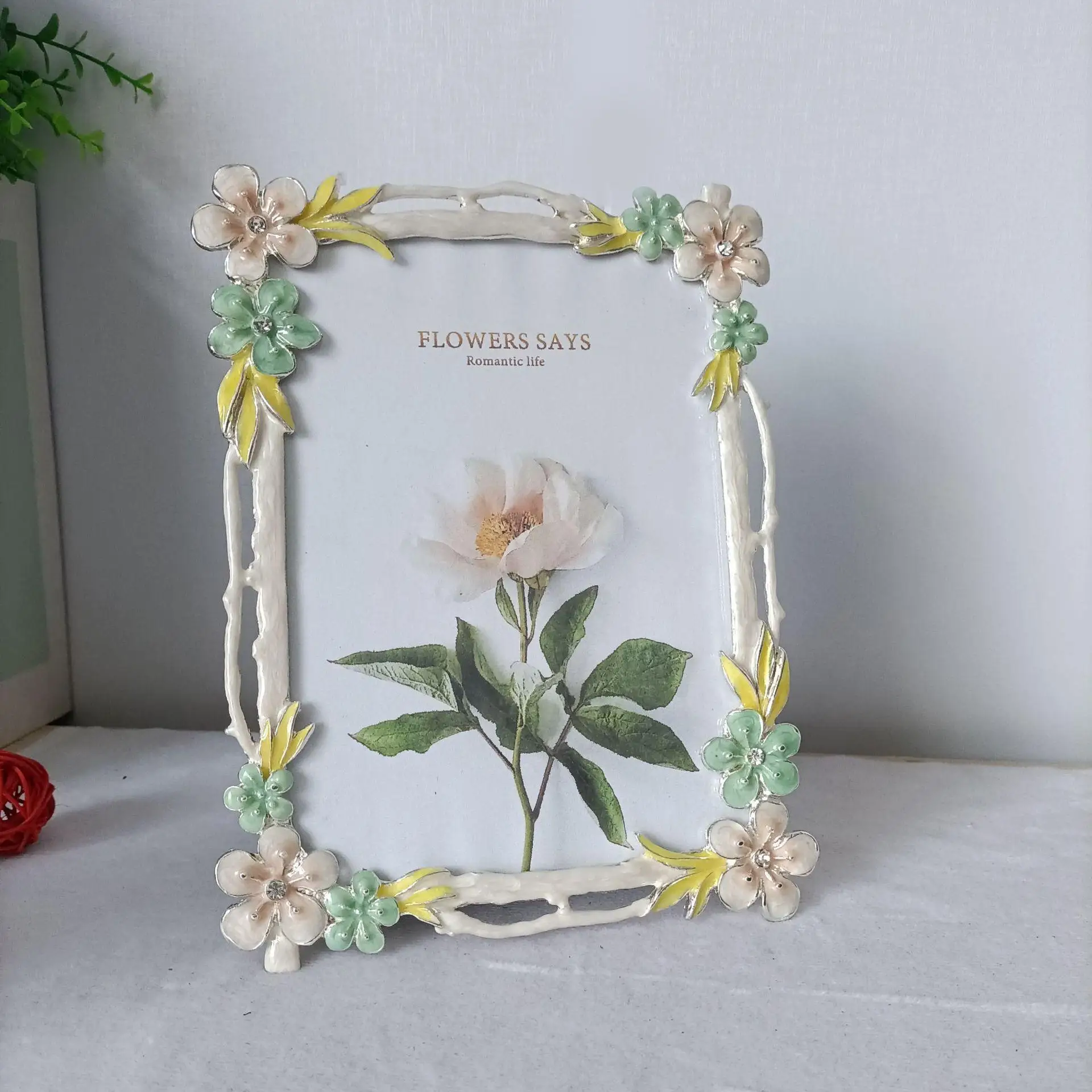 6/7 Inches Enamel-colored Fashionable Metal Photo Frame, With High Hardness Electroplated Floral Imperial Retro Table Decoration