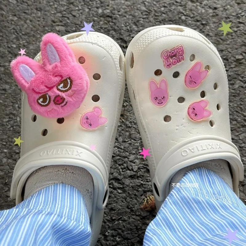 فرقة SKZOO الكورية للأولاد المعبود Lee Yong-bok وHwang Hyun-jin's crocs والمشبك دعم البضائع