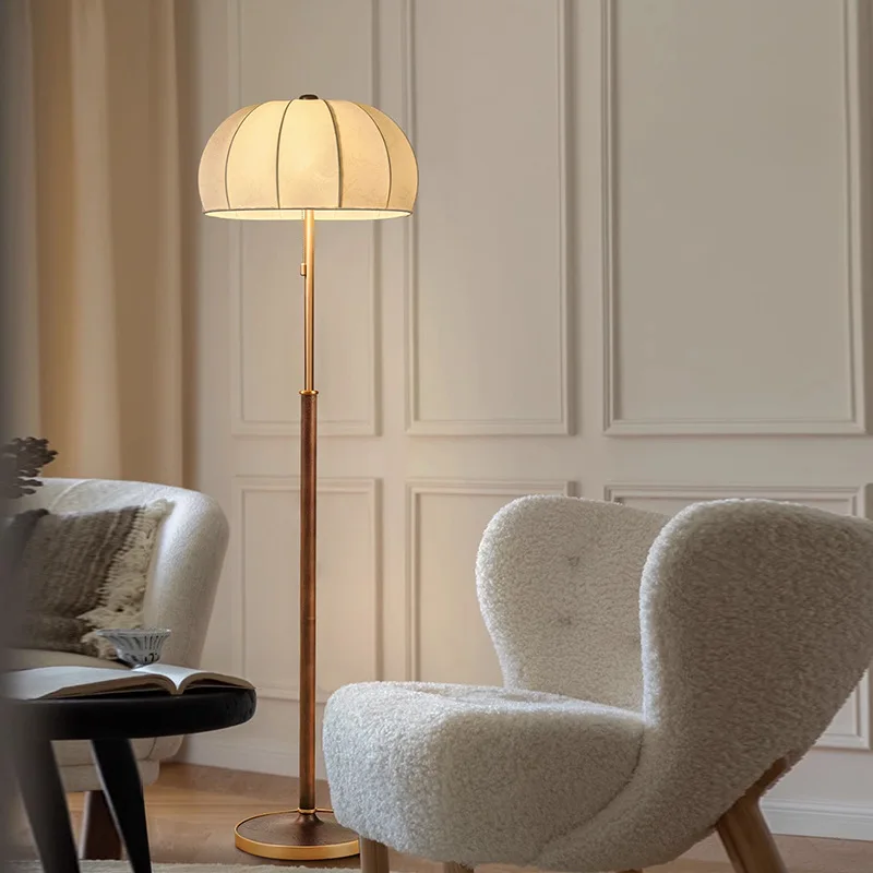 縦型テーブルランプ、北欧のハイエンドセンススタディ、寝室のアンビエントライト