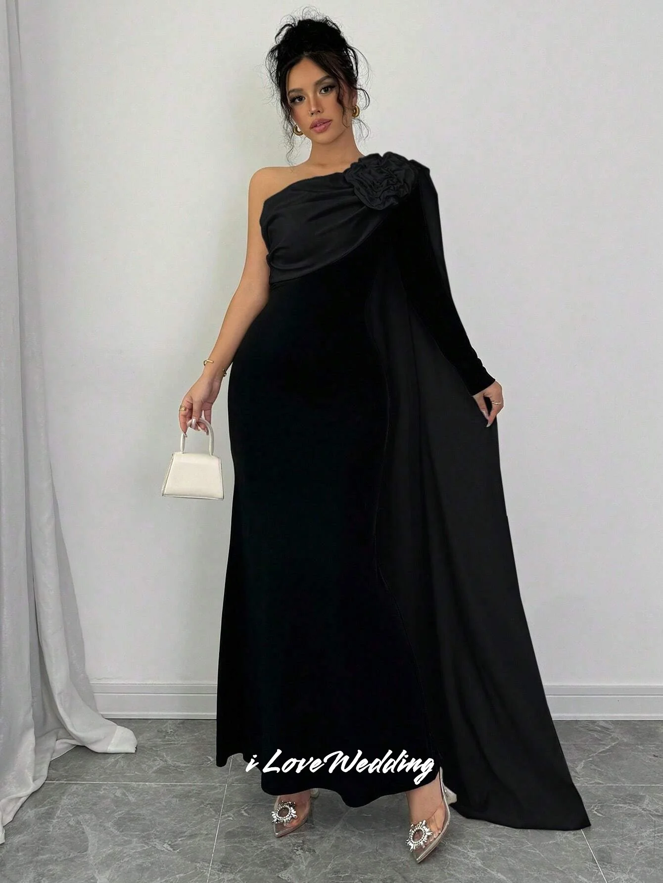 Abito da sera monospalla nero 2025 Abito da cerimonia nuziale pieghettato alla caviglia con scialle a fiori a maniche lunghe in raso personalizzato