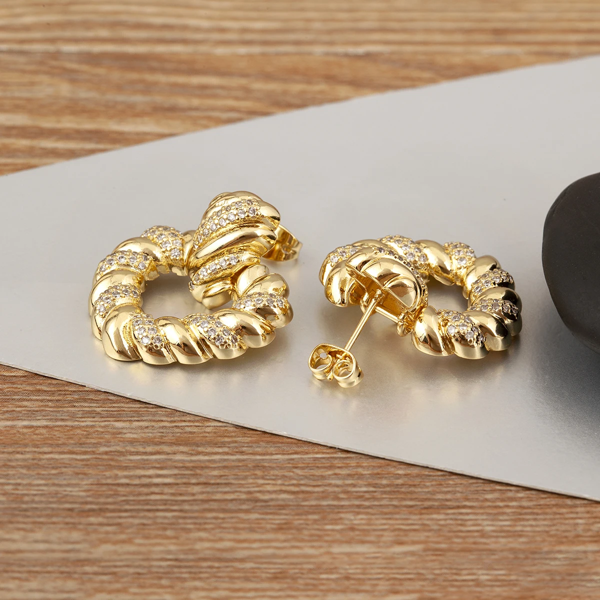 Nidin جودة عالية شكل قلب زركون النحاس وأقراط للنساء الإناث خمر بوهيميا نمط الأذن مجوهرات غرامة هدايا