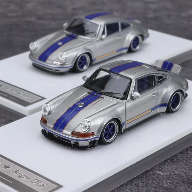 

Коллекционная модель автомобиля Zincit Model 1:64 Singer Coupe/DLS Silver Blue Stripe Limited399, литая под давлением, серебристо-синяя с полосами, из сплава.