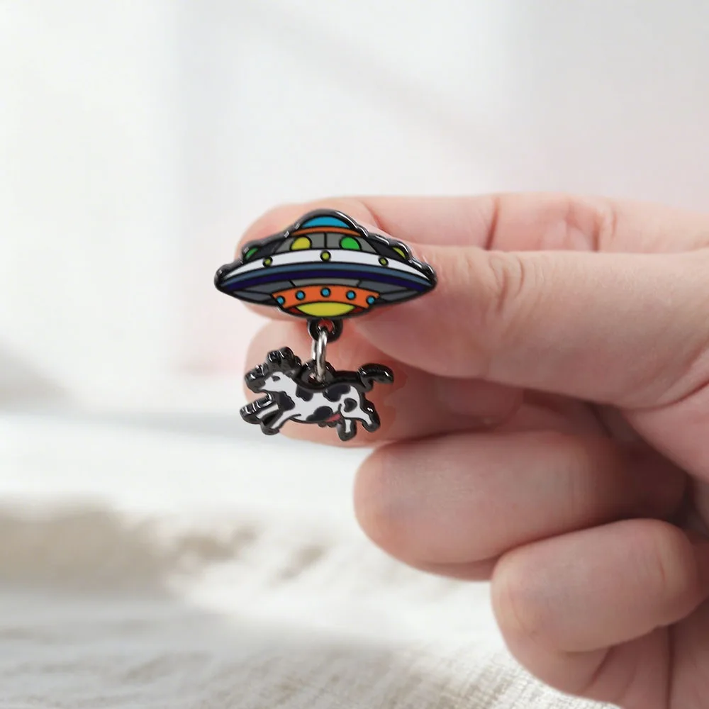 Lustige UFO-Entführungs-Kuh-Brosche, Monster-Raumschiff, Kuh-Fang-Abzeichen, Science-Fiction-Stil, Anhänger, Emaille-Pin, Kleidungsaccessoire – Detail 6