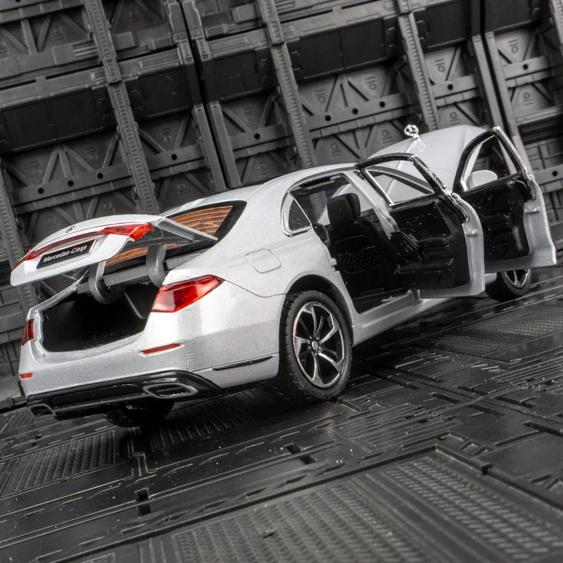 

Модель автомобиля из сплава S400L 1:24 имеет двери, а передний капот и дверь багажника можно открыть в качестве подарка на день рождения для детей