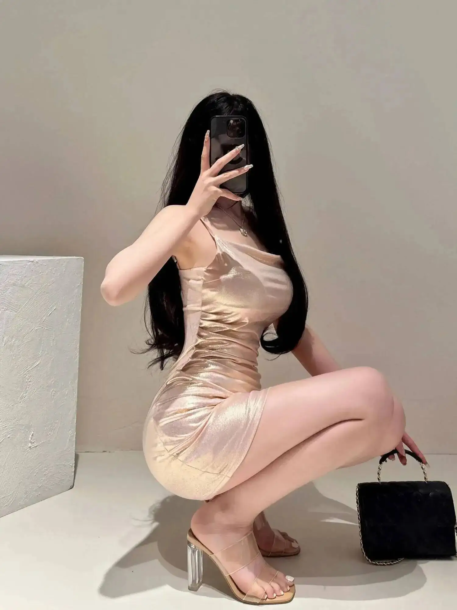 Puro desiderio abito con scollo a V elegante per le donne estate pieghettato lusso oro Pu moda donna serbatoio mini abito dolce coreano 2025 nuovo 84Z