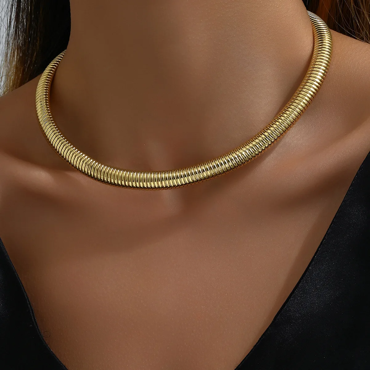 

2026 European and American New Threaded Metal Geometric Necklace Clavicle Chain Simple Fashion Personalized Women's Accessories