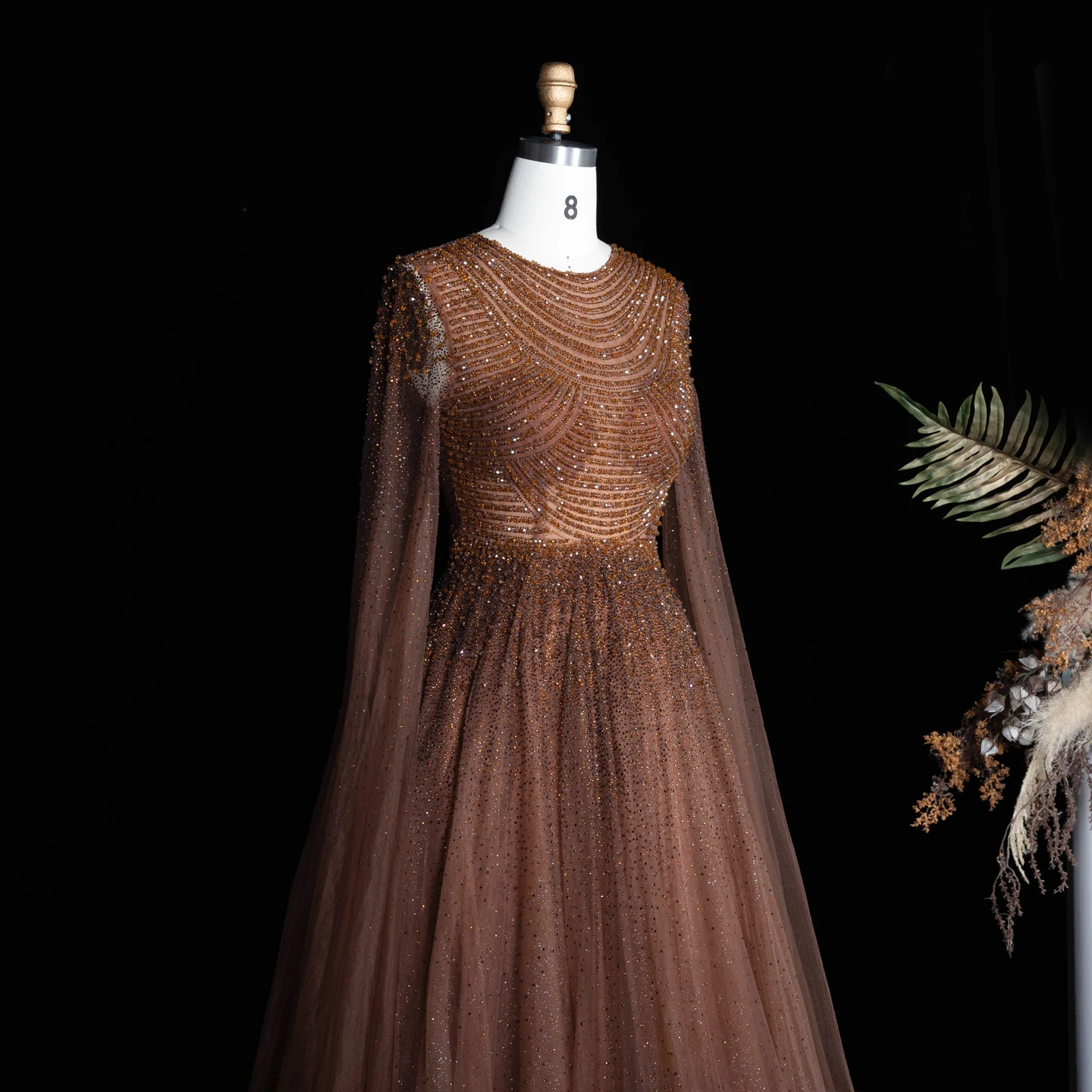 Sharon Said Luxuriöses Braunes Abendkleid mit Rundhalsausschnitt, Langen Transparenten Cape-Ärmeln und Schwer Perlenbesetztem Dubai-Formal-Partykleid SS059 Maßanfertigung – Detail 21
