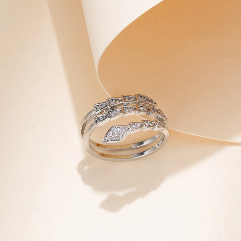 Mehrschleifiger geschwungener Schlangenring, offen, verstellbar, mit Mikro-Pavé-Fassung, funkelnden klaren Zirkonia-Steinen, weißgoldplattiert, stapelbar, Fingerring B – Detail 4