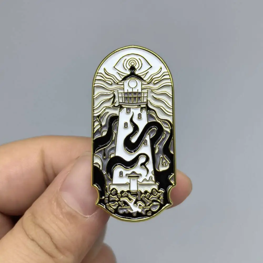 Broche con insignia de faro y Kraken, tentáculos de pulpo envueltos alrededor del faro, Pin esmaltado, joyería gótica
