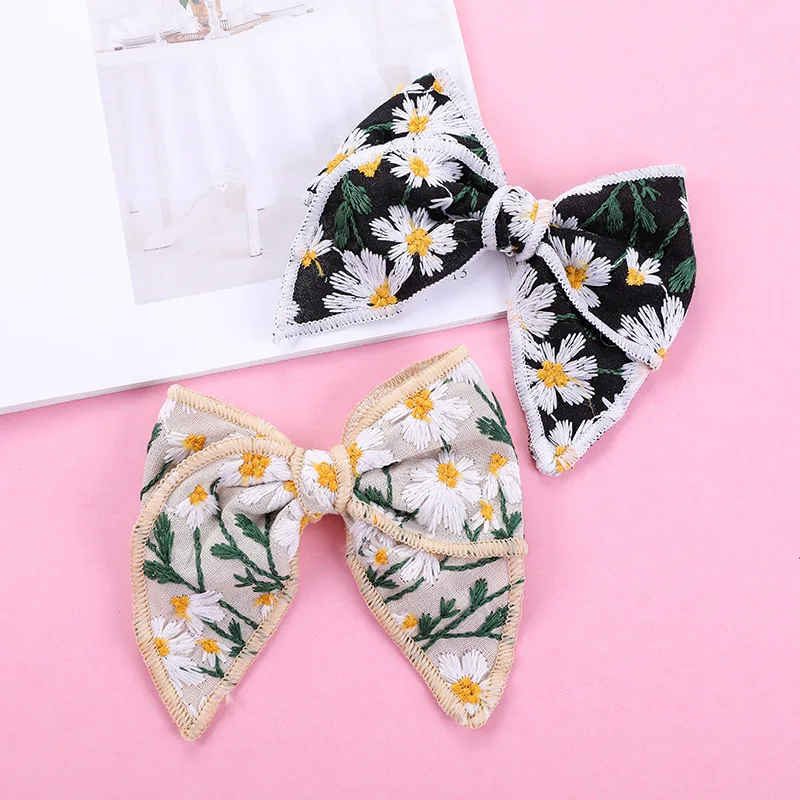 Girl daisy embroidered hair clip, tailcoat hair clip, beige cotton and linen bow