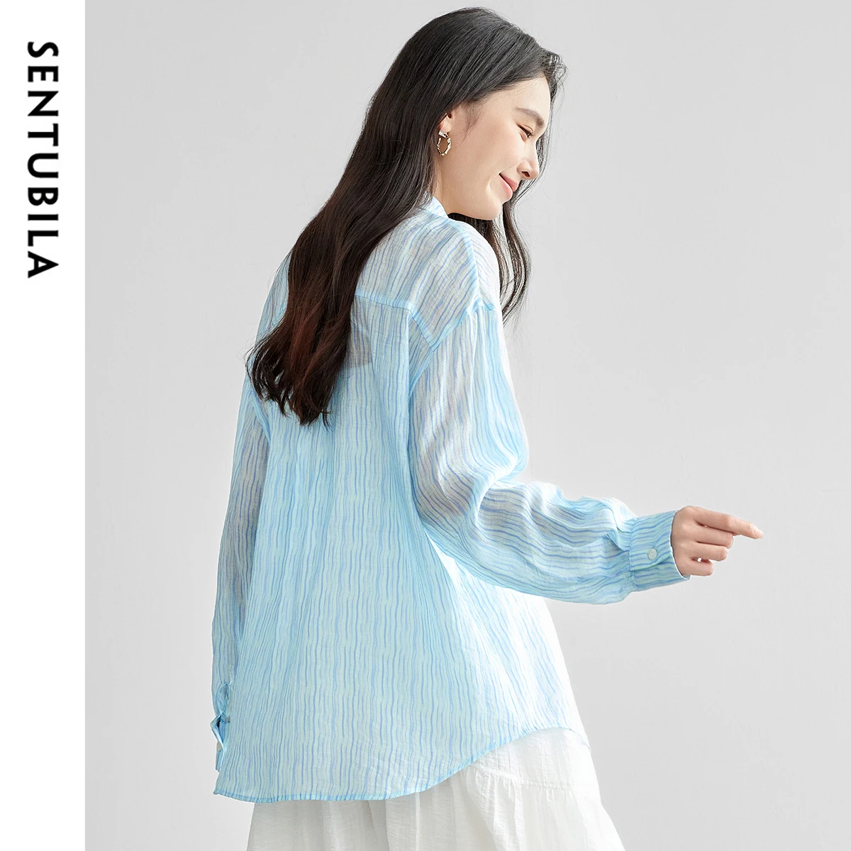 SENTUBILA Camicia a maniche lunghe moda per donna 2025 Primavera Nuova protezione solare traspirante a righe allentate parasole Beach Top 151C58263
