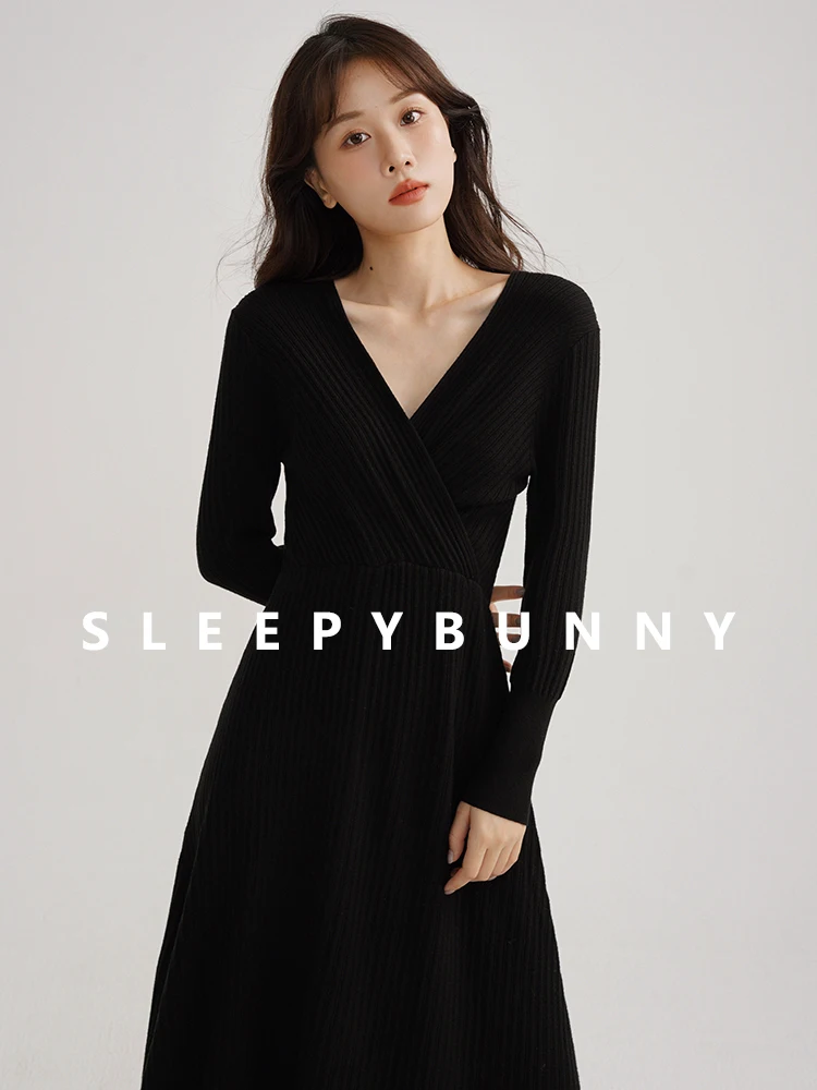 

Elegant Slim Fit Black Knit Dress Long Sleeve V Neck Sweater Dress High Waist Maxi Bodycon Outfit Autumn Minimalist Casual Wear
