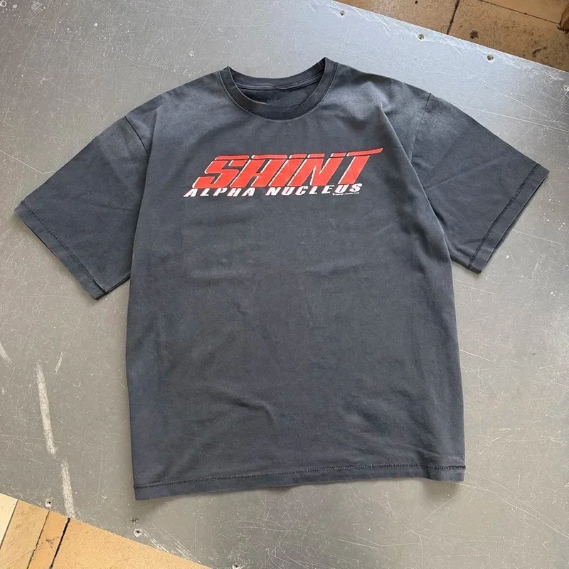 Kurzärmliges T-Shirt mit Retro-Logo von SAINT für Herren und Damen, modisches und lässiges Sommer-Print-Oberteil für Streetwear. – Detail 10
