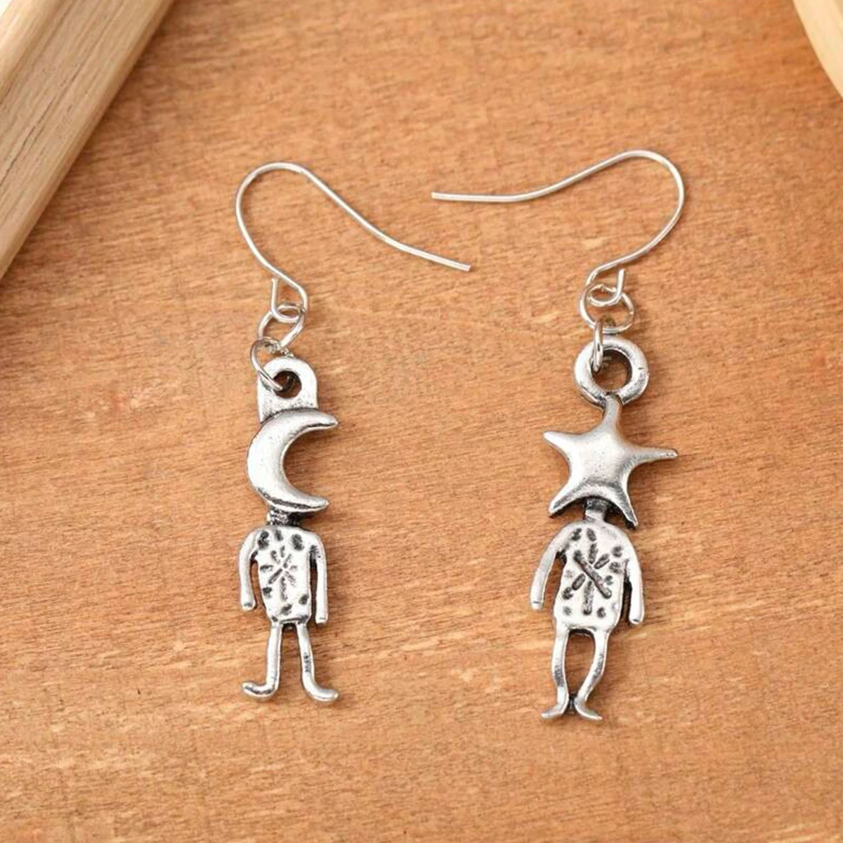 1 paar gouden kleur en zilverkleurige retro ster- en maanvormige oorbellen creatieve asymmetrische damesoorbellen sieraden