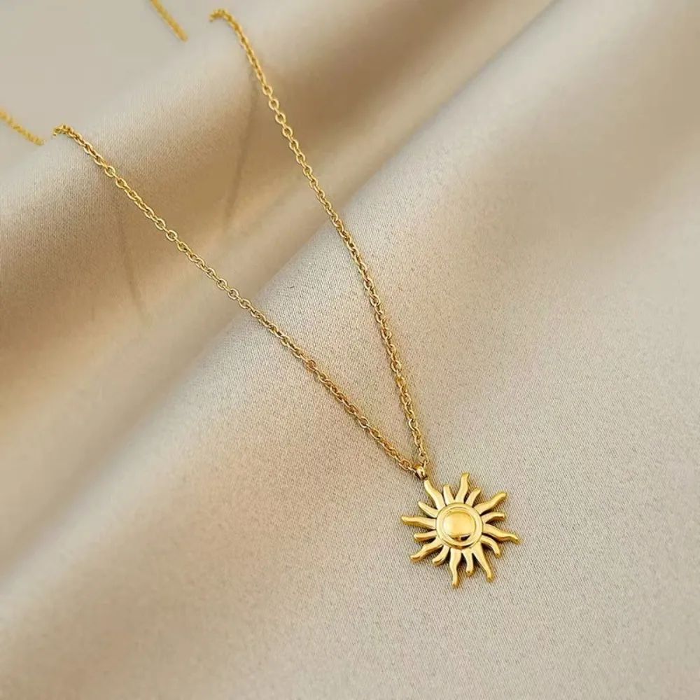 Aço Inoxidável Fundição Dourada Sun Colar Pingente para Mulheres, Impermeável, Moda Simples, Textura Metálica, Jóias da Moda