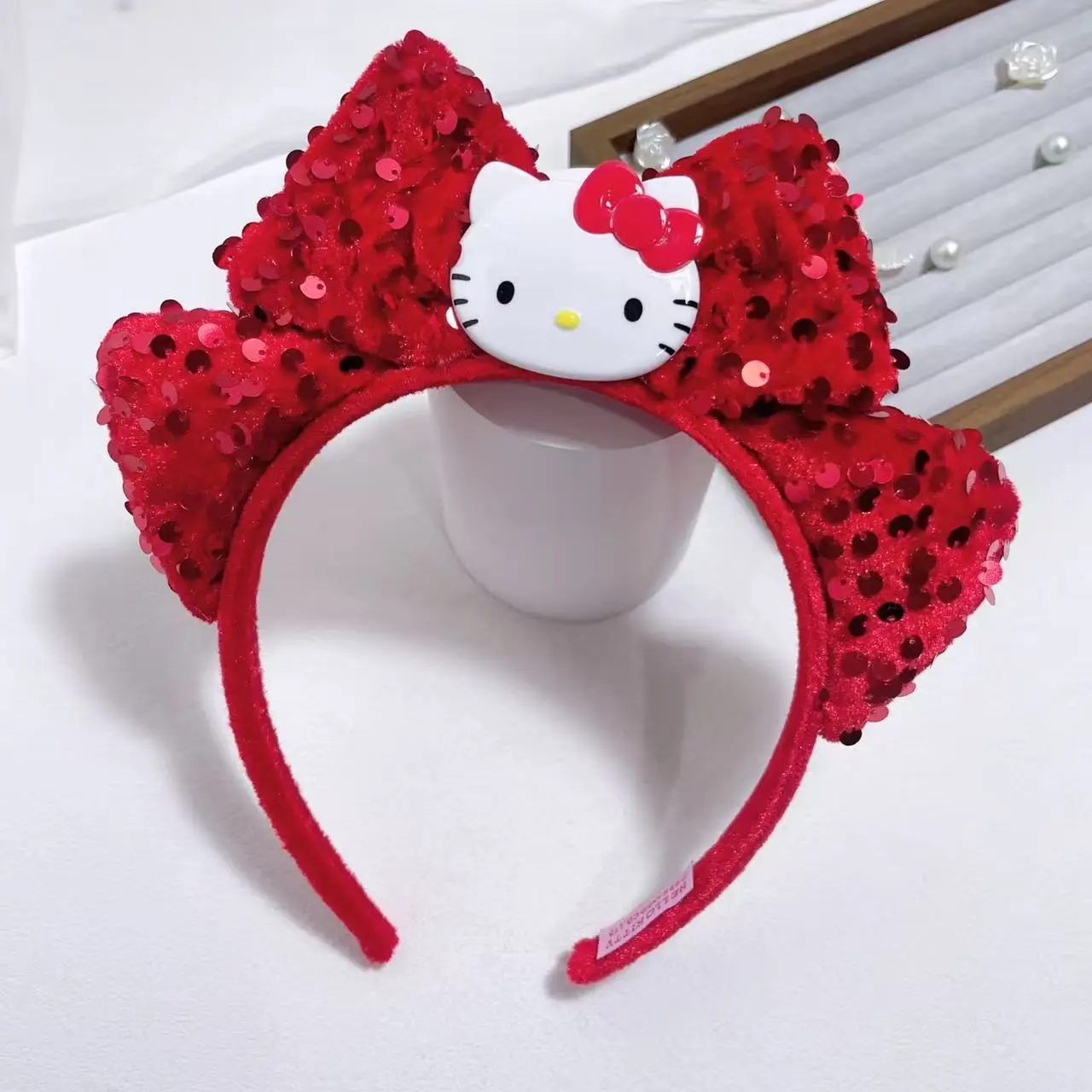 

Милая красная повязка на голову Sanrio Hello Kitty с блестящим бантом и пайетками, блестящая повязка для волос, аксессуар для волос для вечеринок для девочек
