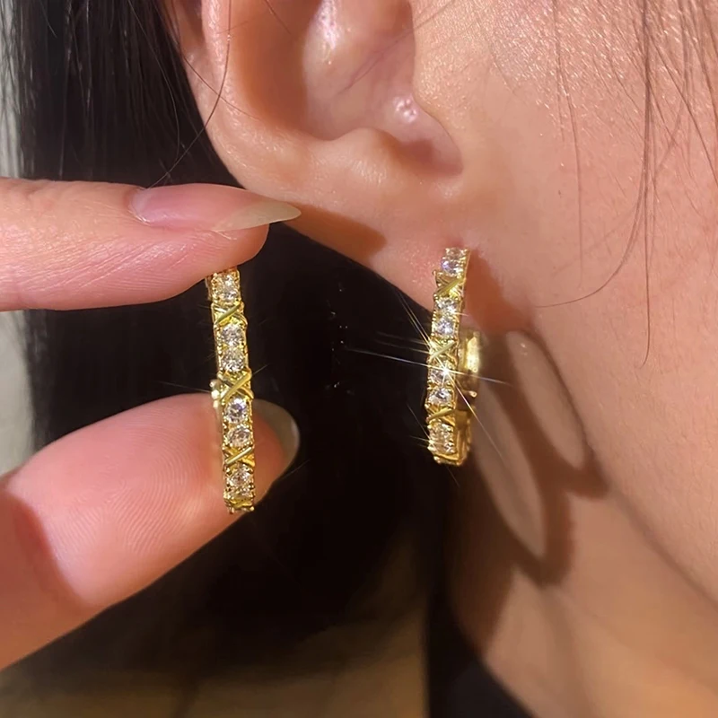 Huitan Chic Gold Farbe Creolen für Frauen mit Kreuz Design glänzende cz trend ige Ohrringe täglich tragen Mode vielseitigen Schmuck