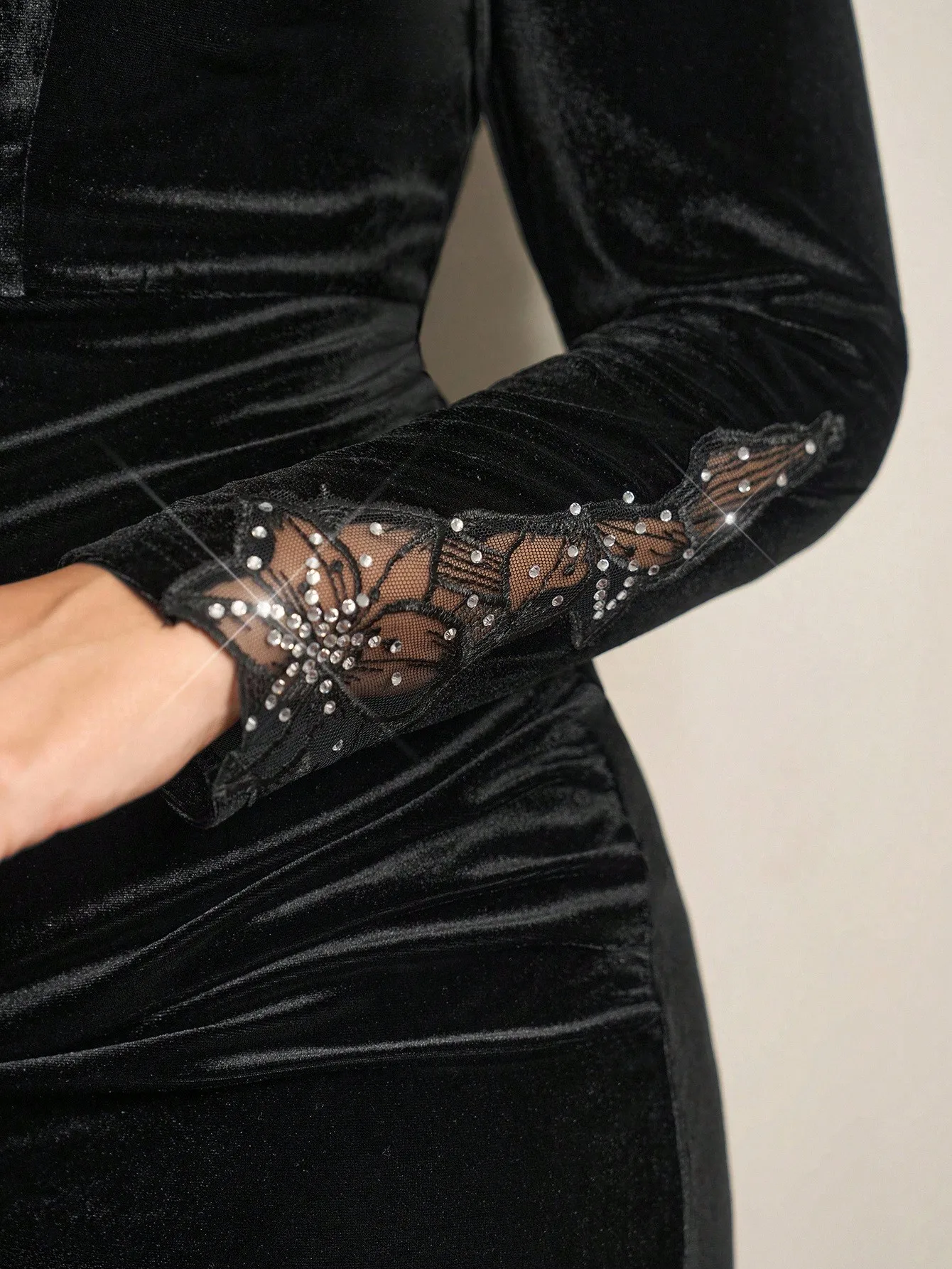 

Элегантное вечернее платье больших размеров из черного бархата с кружевными рукавами и стразами, вырезом-лодочкой